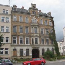 Mietshaus in geschlossener Bebauung konzipiert, mit Resten des Vorgartens August-Bebel-Straße 7