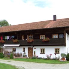 Wohnstallhaus eines Dreiseithofs mit Getreidekasten