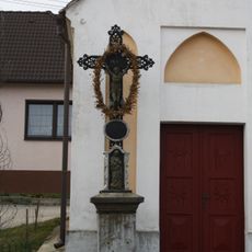 Kříž u kaple Panny Marie v Plešicích