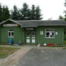 Bahnhofsgebäude und Reste der Pflasterung Görna 17 (gegenüber)