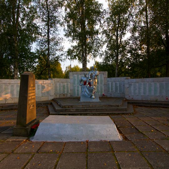 Братская могила советских воинов