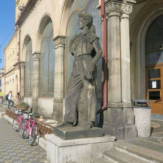 Socha dělnice u budovy nádraží v Teplicích