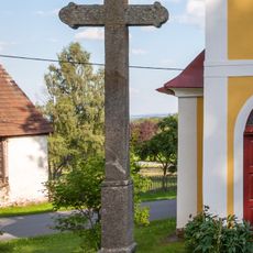 Kříž u kaple v Bradáčově