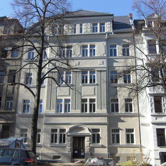Mietshaus in geschlossener Bebauung mit Vorgarten Würzburger Straße 43a