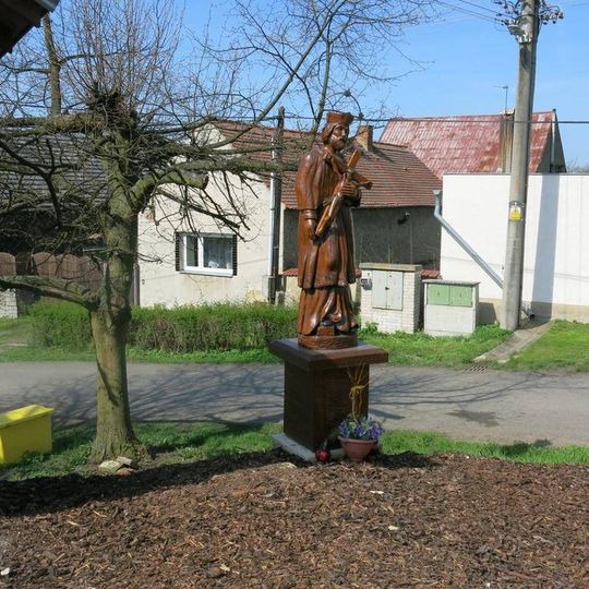Socha svatého Jana Nepomuckého na návsi V Červeném Újezdu