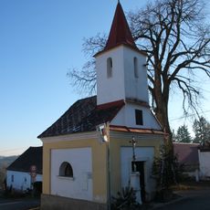 Kříž u kaple na návsi v Kváskovicích