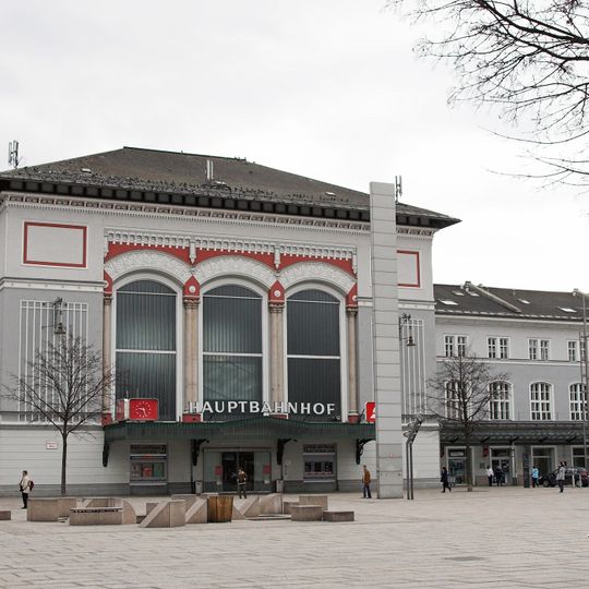 Station building and middle platform