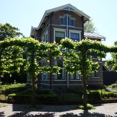 Villa met erfafscheiding