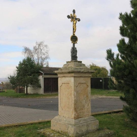 Kříž na návsi ve Vrbičanech