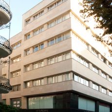 Building in passeig Ferran i baixada Trinitat