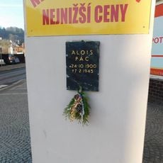 Pamětní deska Aloise Páce na náměstí v Mnichovicích