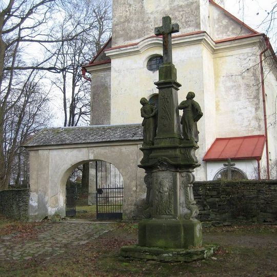 Kříž před kostelem svaté Kateřiny ve Stránském