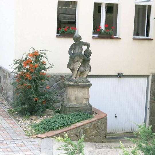 Socha dětí v zahradě domu Tyršova 522 v Oseku u Duchcova