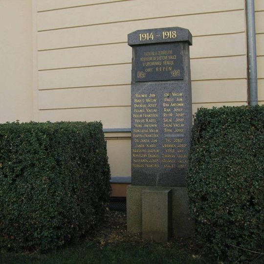 Pomník padlým v první světové válce u pravého křídla ZŠ ve středu Řepína