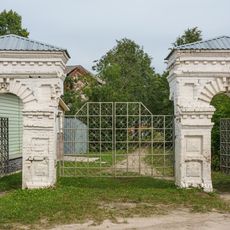 Ограда с воротами (Хреново)