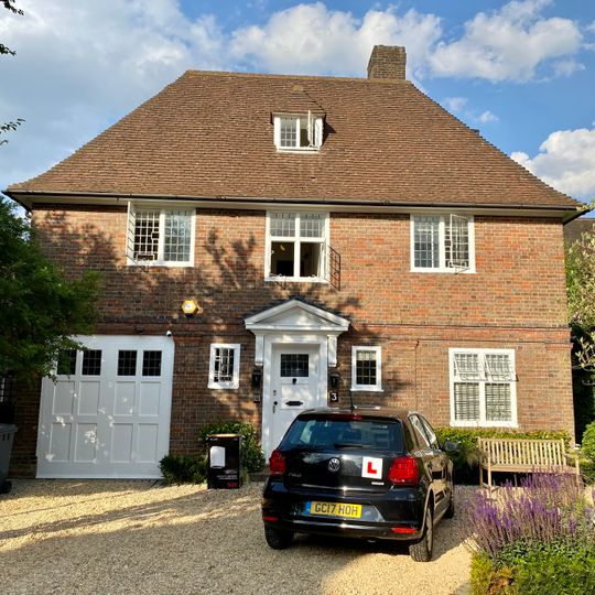 3, Turner Close Nw11