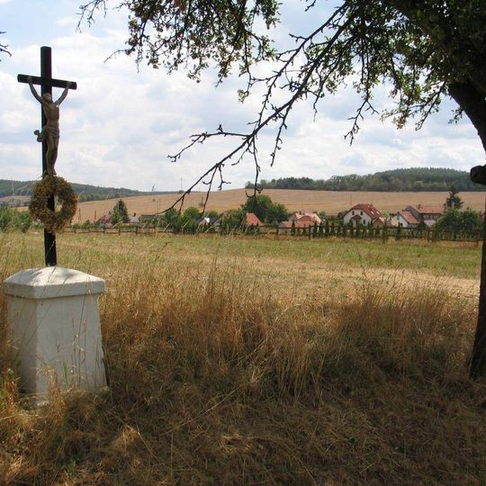 Pamětní kříž u rozcestí ul. Na Vápenici v Chyňavě