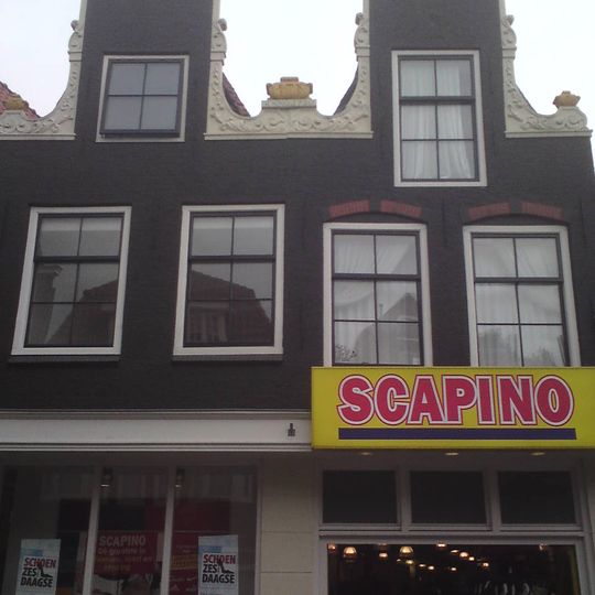 Huis met tweelinggevels met halstoppen; op de klauwstukken gebeeldhouwde kussenvormige bekroningen