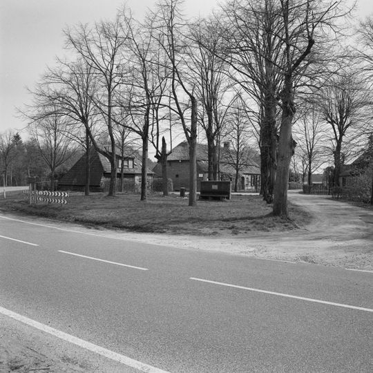 Boerderij van het Kempische langgeveltype, onder rieten wolfdak met voet van pannen, zesdelige schuiframen met luiken. Met schuur, van hout, leem en riet