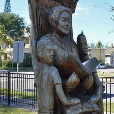 "Grandmother Reading to Her Grandchildren" Tree Sculpture