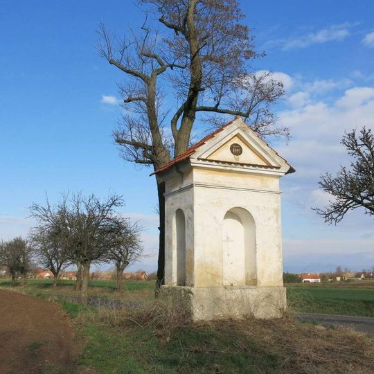 Čtyřboká kaplička u silnice východně od Martiněvsi