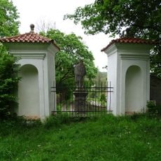 Bývalá severní brána zámeckého parku Vrchotovy Janovice