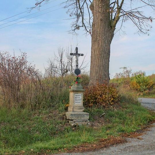 Kříž v Podolí u Bouzova na okraji vsi