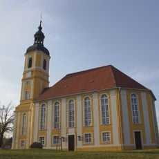 Kirche mit Kirchhof und Einfriedung, darin eingemauertes Mord- und Sühnekreuz, Gedenkstein für die Gefallenen des Ersten Weltkrieges und fünf Grabmale Kirchweg
