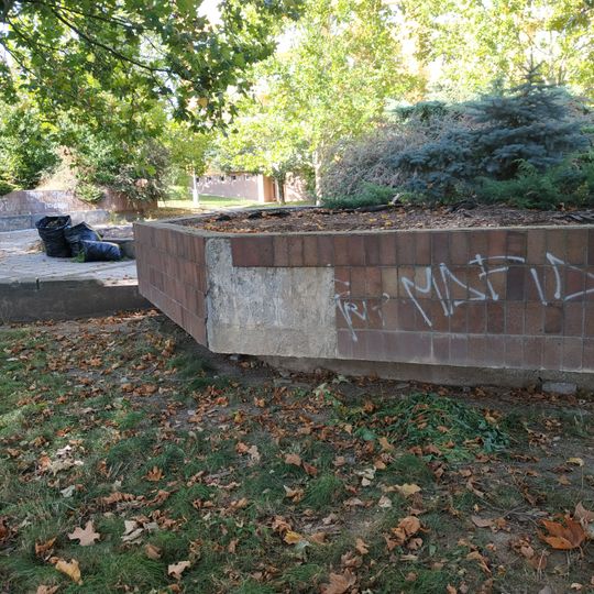 Žardiniery pro pěší zónu sídliště Bolevec