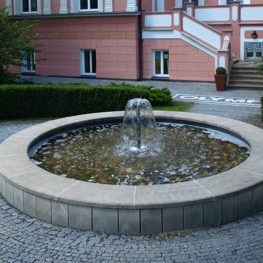 Kašna před zámkem ve Vokovicích