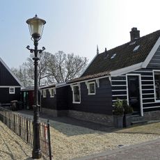 Houten huis met puntvormig voorschot