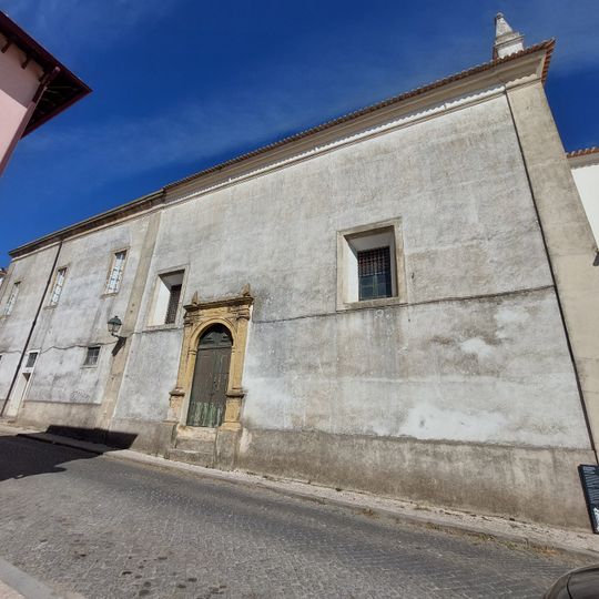 Pórtico da Igreja do Convento da Esperança e o pátio das três cisternas que lhe fica na rectaguarda