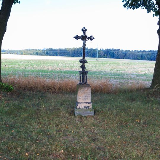 Kříž západně od Lhoty u Skutče