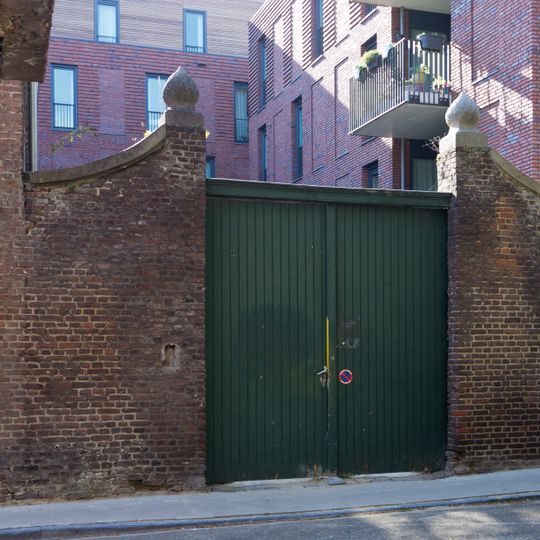 Tuinmuur met hekpijlers bij Heilige Geeststraat 24