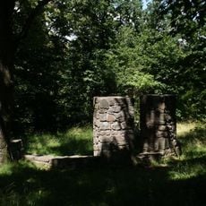 Památník tří slezských bardů u cesty od poutního kostela k rozhledně Cvilín