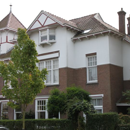 Dubbele villa met kenmerken van de overgangsstijl