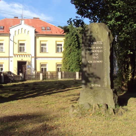 Pomník padlým u kaple v Pertolticích