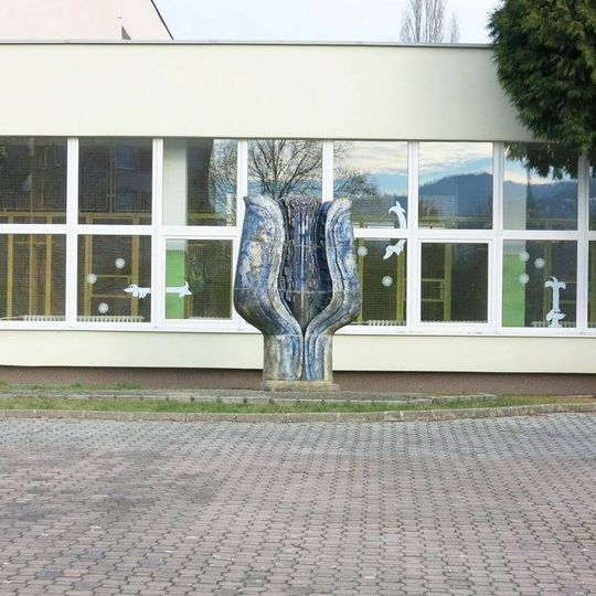 Plastika Věčná píseň mládí u školy v Petlérské ulici v Klášterci nad Ohří