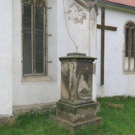 Kříž u kostela ve Svádově