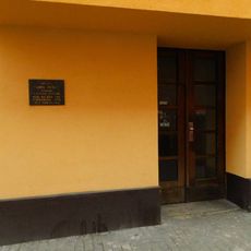 Pamětní deska Kamila Peška na domě V Háji 1184/20 v Holešovicích