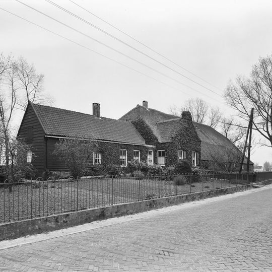 Houten zomerhuis met pannen zadeldak