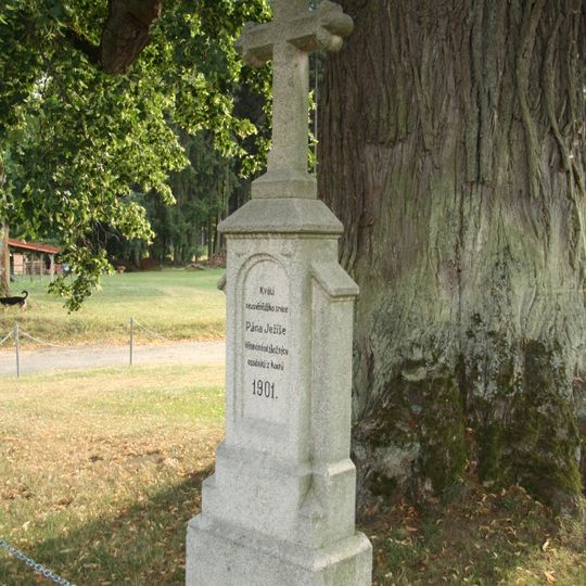 Kříž u památného stromu Lípa sv. Vojtěcha