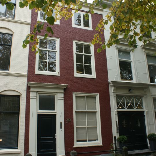 Pand met gevel, deur met pilasteromlijsting