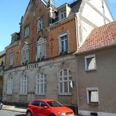 Postgebäude, mit seitlicher Toreinfahrt Dresdner Straße 21