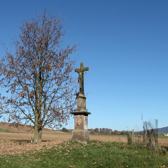 Kříž v Hrabišíně u polní cesty