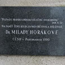 Pamětní deska Milady Horákové na kostele Krále Jiřího z Poděbrad v Poděbradech