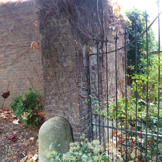 Huis met de trappen: bakstenen en mergelstenen tuinmuur met gemetselde hekpijlers