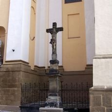Kříž v Olomouci na Žerotínově náměstí u kostela