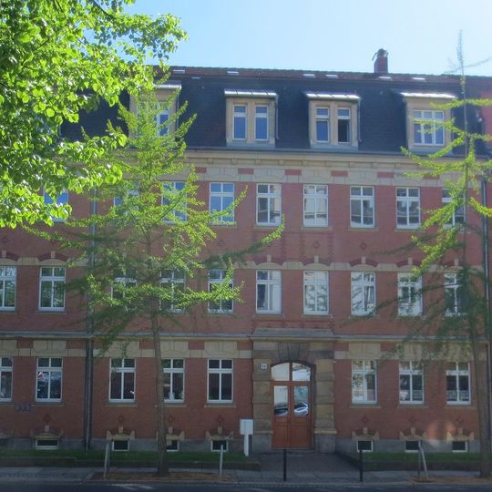 Mietshaus in geschlossener Bebauung mit Vorgarten Margaretenstraße 33