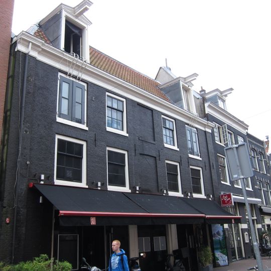 Koetshuis onder schilddak met twee dakkapellen